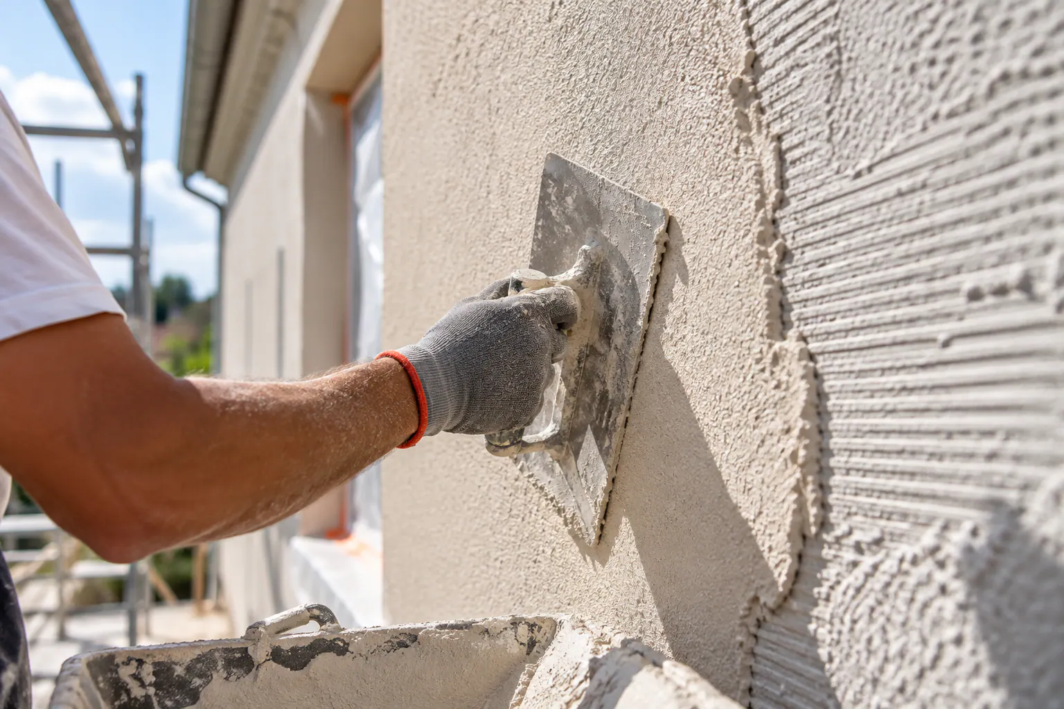 Application d'un enduit de façade à la taloche