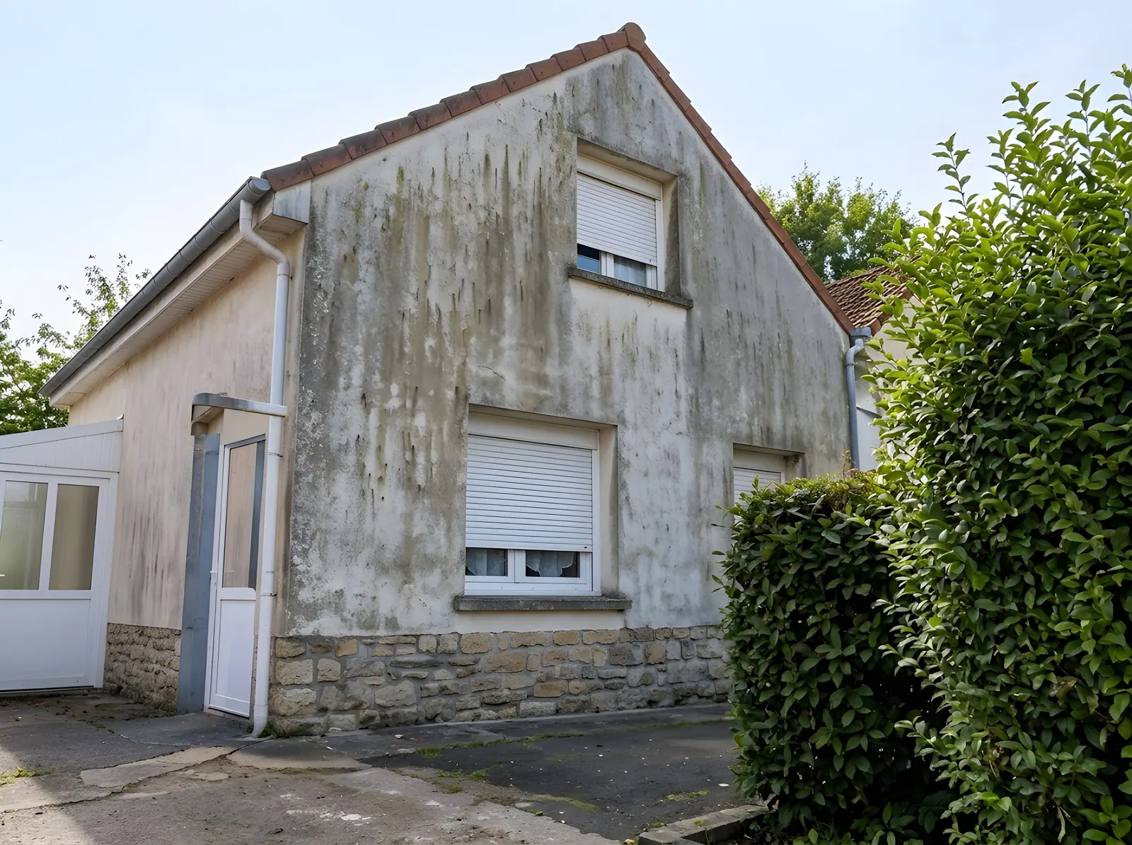 Maison avec façade dégradée à rénover à Isques, isolation thermique nécessaire