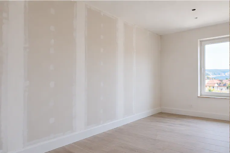 Chambre avec murs isolés par l'intérieur à Isques, finition plaque de plâtre blanche