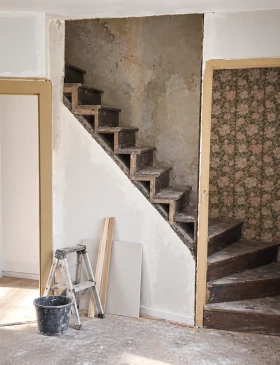 Intérieur avant travaux de rénovation et aménagement autour d’un escalier