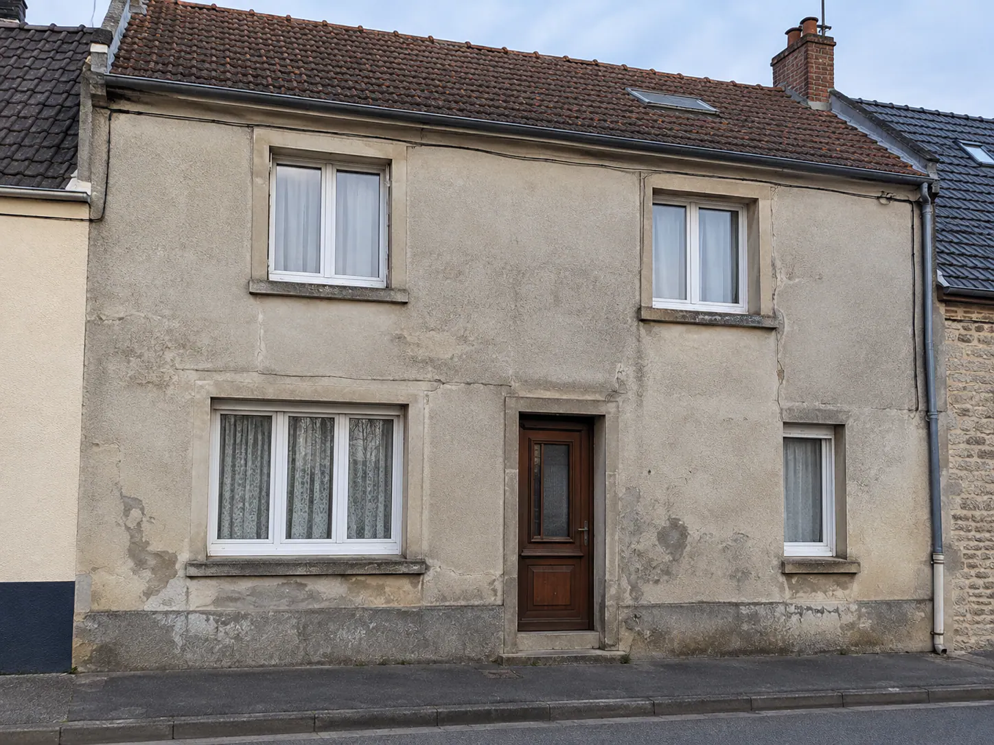 Maison de caractère à rénover à Isques avec façade en pierre et enduit à ravaler